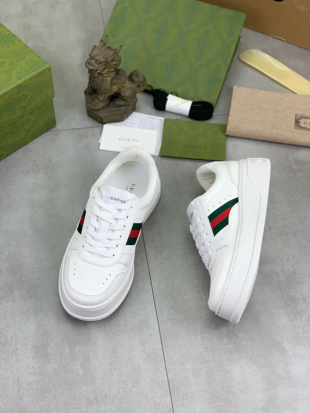 Men's shoes 💰P600 new GUCCI high version 🆕New series, 👫couple biscuit shoes, thick-soled sneakers, these are really comfortable, super light, comfortable and versatile, 👍a must-have item, this item is full of fun retro flavor. G’s new series continues to seek inspiration from daily life in other eras and incorporates the essence of current design to create refreshing designs. This sneaker is made of GG printed canvas and decorated with the classic double G monogram pattern, highlighting the profound connotation of the brand logo. GG printed embossed leather, glossy leather details, 5cm taller, instantly enhances your aura when worn! (With a complete set of packaging bags) Airplane box Size: 35-45